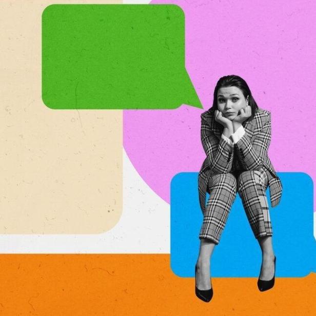 Eine nachdenkliche Frau sitzt auf einer blauen Sprechblase vor bunten Formen und einem stilisierten Browserfenster.