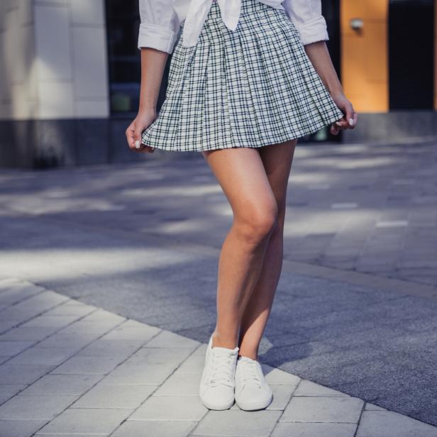 Frau mit einem schwarz-weiß karierten Minirock