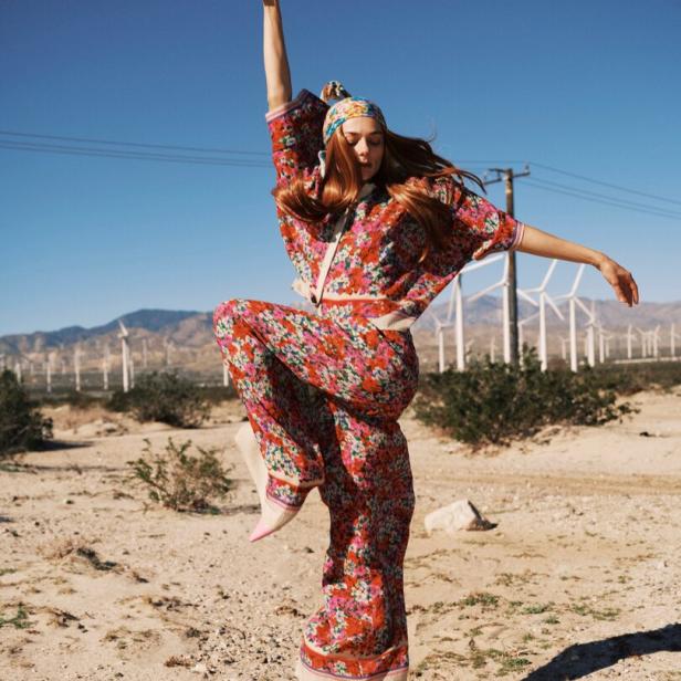 Eine Frau in der Wüste mit einem Blumen-Einteiler