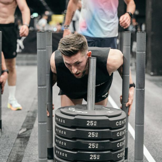 Diesen 150-Kilo-Schlitten heißt es bei einem Bewerb zu schleppen.