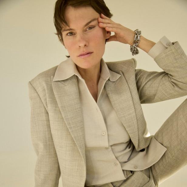 Model in beigem Anzug von Julia Skergeth 