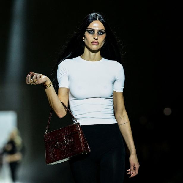 Model auf dem Laufsteg: Gucci pAm plakativsten zeigt es Demna bei Gucci: extreme Smokey Eyes und ungekämmtes Haar.resents its Fall/Winter 2026/2027 collection during Milan Fashion Week