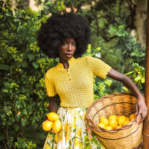 Model in gelbem Outfit von Lena Hoschek