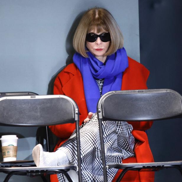 Wintour wartet als erster Gast auf die Show von Collina Strada