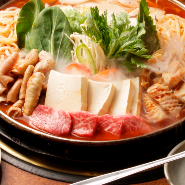 Hotpot mit Nudeln, Fleisch in einer Schüssel, Hot-Pot