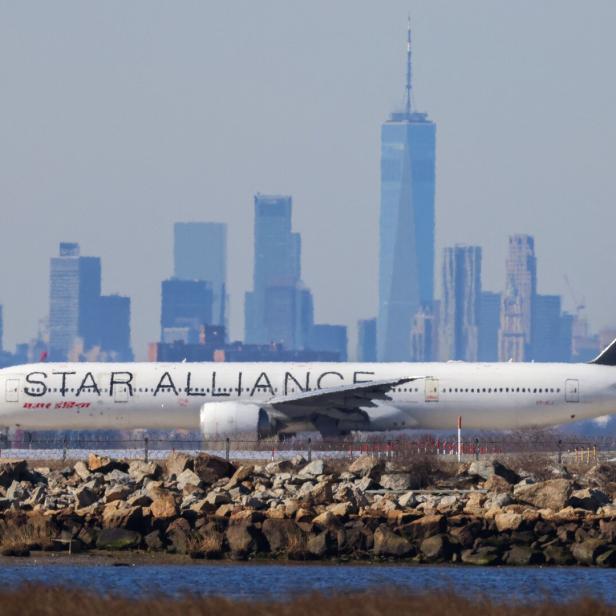Ein Star Alliance Flugzeug startet vor der Skyline von New York.