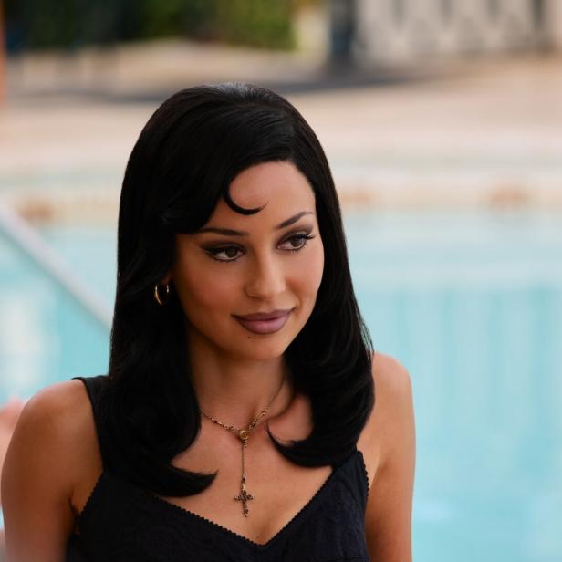  Figur Maddy Perez auf einer Poolterrasse, sie wird eifrig kopiert