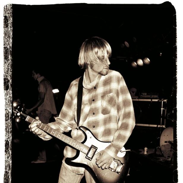 Nirvana-Frontman Kurt Cobain bei einem Auftritt in Seattle - mit Karohemd und Gitarre in der Hand
