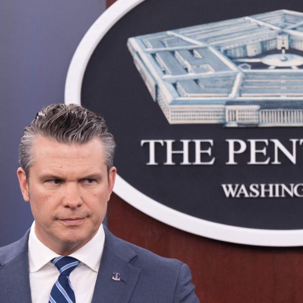 Hegseth steht vor dem Pentagon-Logo in Washington.