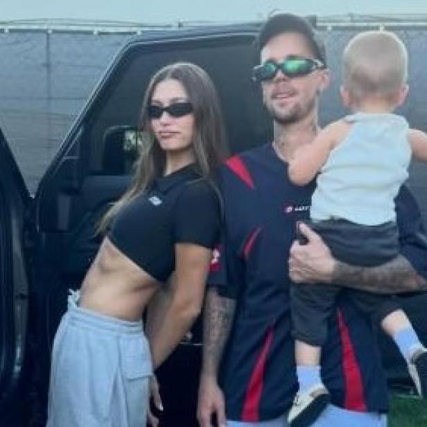 Hailey und Justin Bieber mit Sohn Jack neben einem Auto