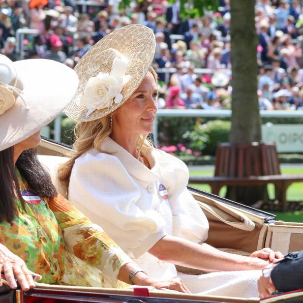 Pferderennen  Ascot 2025:  Sperling fuhr in der Kutsche vor und zeigte sich in der königlichen Loge gut gelaunt neben König Charles
