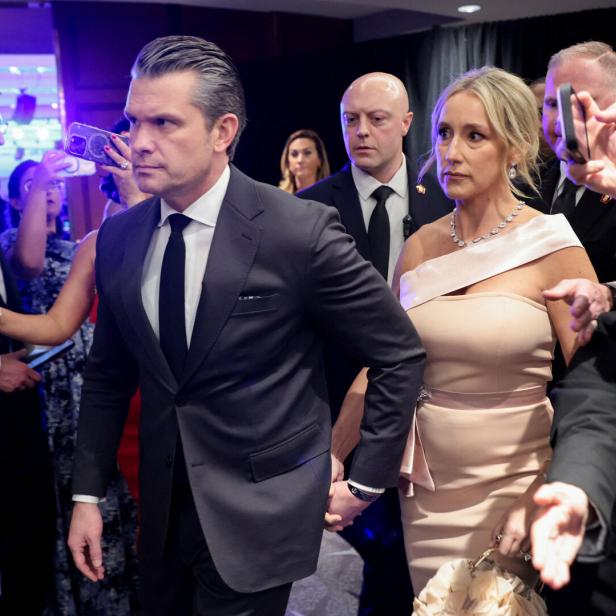 Pete Hegseth und Jennifer Rauchet verlassen das Correspondents Dinner