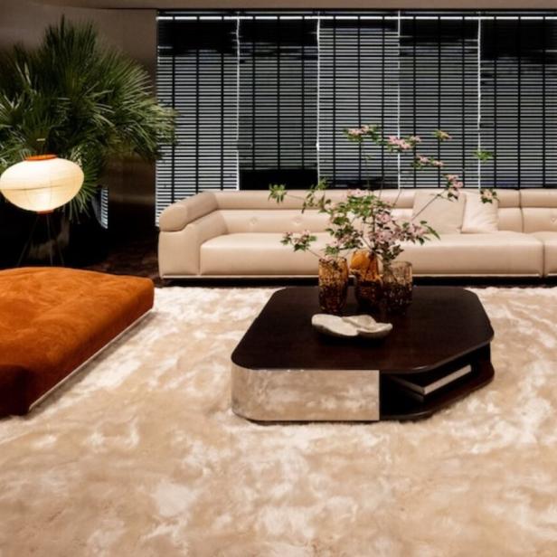 Wohnzimmer im Retro Stil von Minotti, Weißes Sofa, braunes Sofa, weißer Teppich, Aluminium Vertäfelung