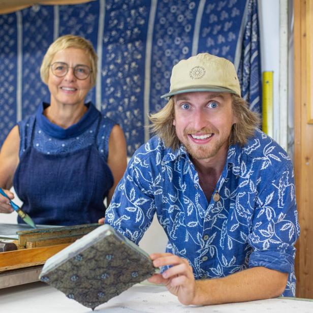 Maria Wagner und Sohn Felix Karl mit einem Druckmodel in der Hand von der Blaudruckerei Wagner im Mühlviertel.