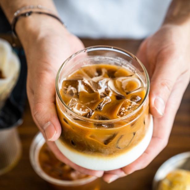 Kaffee mit Eis in einem Glas mit Milch