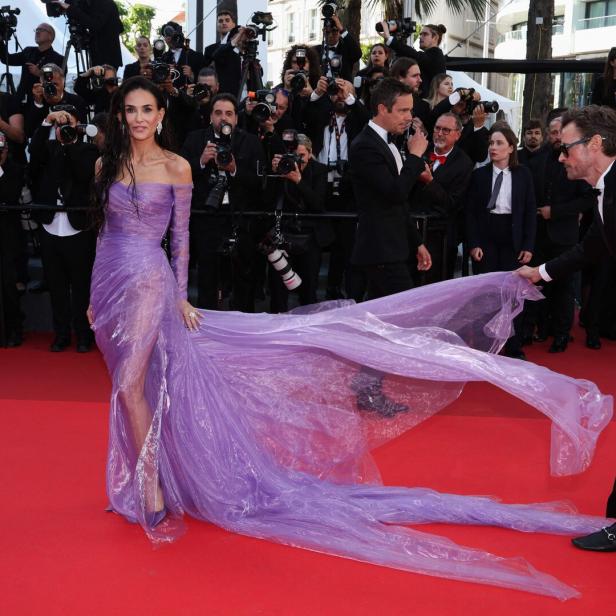 Demi Moore nochmal, diesmal in lila.
