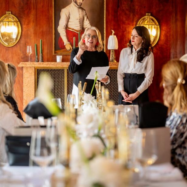 Isabella Klausnitzer und Tanja Kanduth begrüßen KURIER-Leserinnen beim exklusiven Hautpflege-Workshop von Helena Rubinstein im Looshaus in Wien.