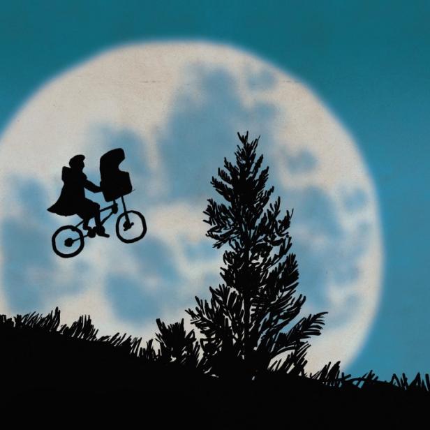 Ein Rad fliegt durch die Luft, im Hintergrund leuchtet der Mond