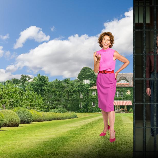 Adele Neuhauser in Pink steht fröhlich im Garten, daneben steht eine ernste Frau hinter Gefängnisgittern.