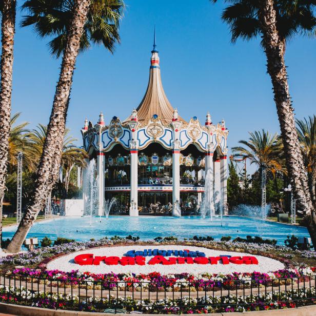 Ein Karussell mit Springbrunnen und Palmen im California's Great America Park.