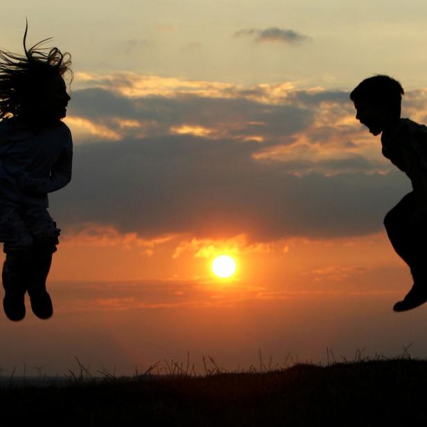 ++ ARCHIVBILD ++ Spielende Kinder