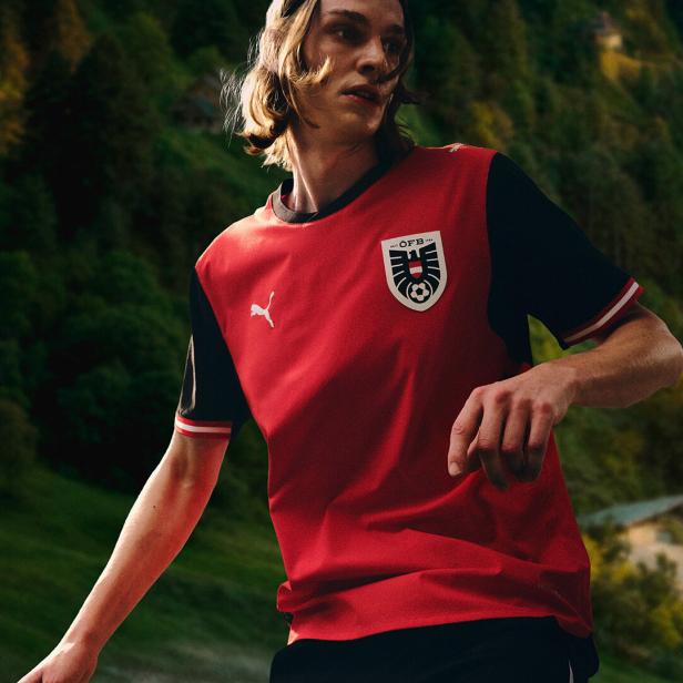 Ein Fußballer im rot-schwarzen Nationaltrikot der Österreicher.