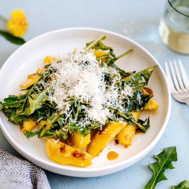 Salat mit Löwenzahn,  Erdäpfeln und Misodressing