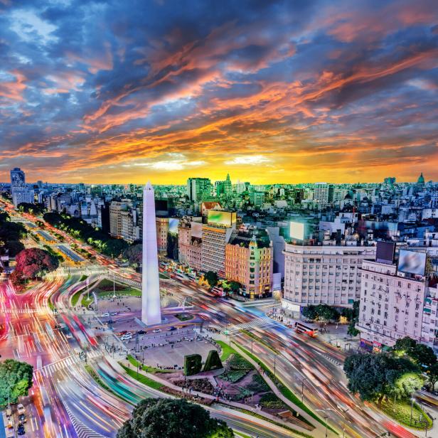 Der Obelisk von Buenos Aires überragt bei Sonnenuntergang den dichten Verkehr auf der Avenida 9 de Julio.