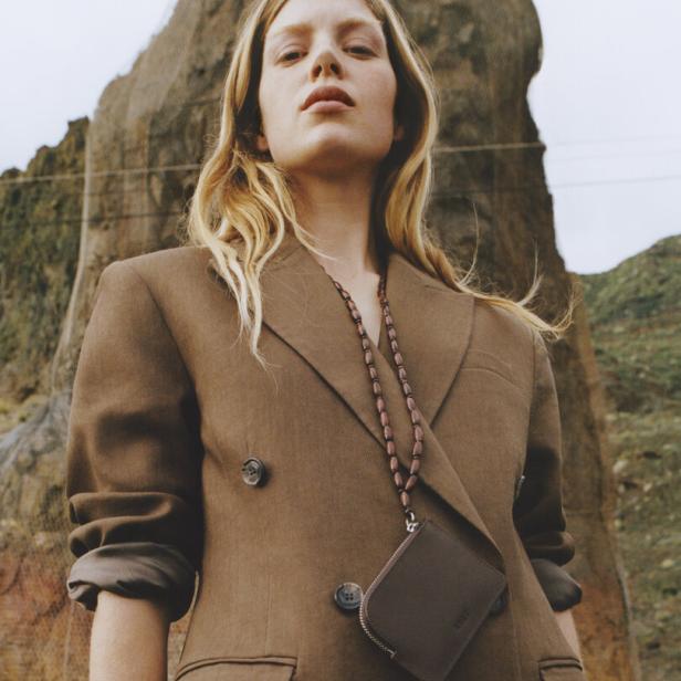 Ein blondes Model in einem Braunen Blazer