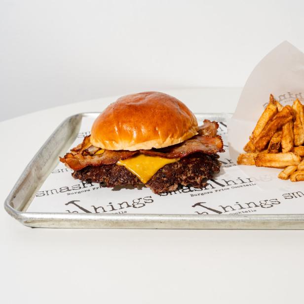 Der beste Burger der Welt: ein Triple-Bacon-Cheese-Smash-Burger, besteht aus Wagyu-Fleisch, Speck, Zwiebeln, Cheddar und Thousand-Island-Soße. 