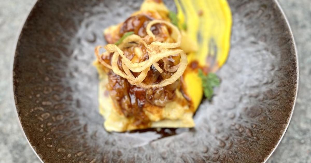 Lamm-Maultaschen mit Karottenpüree und geschmorten Zwiebeln