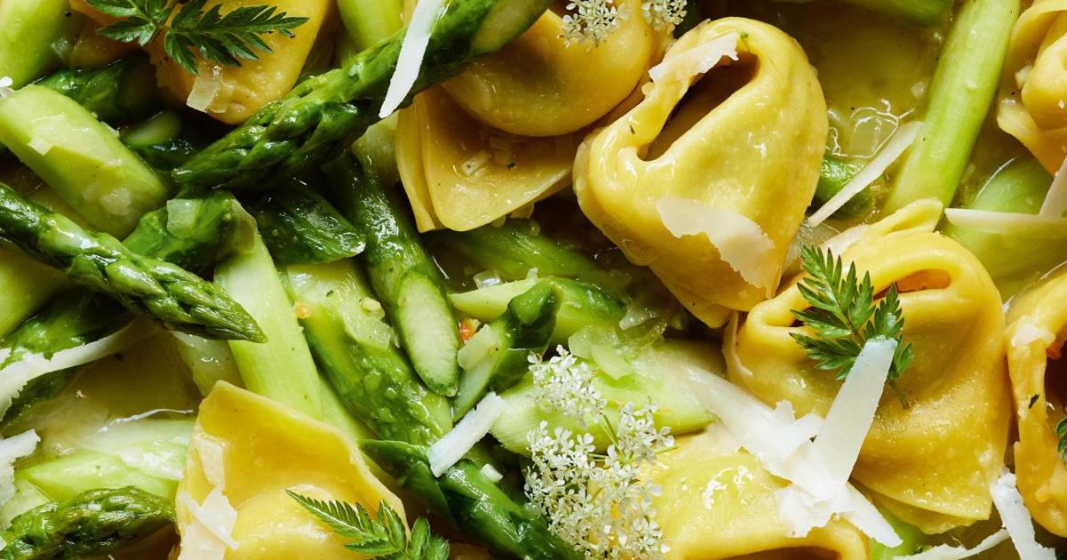 Blitzschnelles Rezept: Tortellini mit grünem Spargel in Zitronenbutter