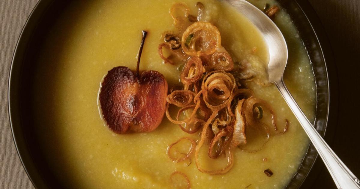 Rezept: Apfel-Kartoffelsuppe mit Zwiebelringen