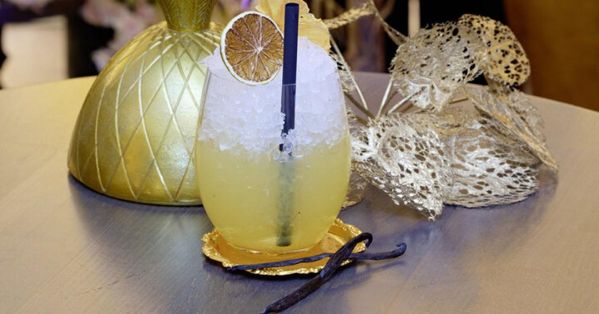 Spritziger Cocktail aus der Josef Bar: Citrus Sunset Cobbler