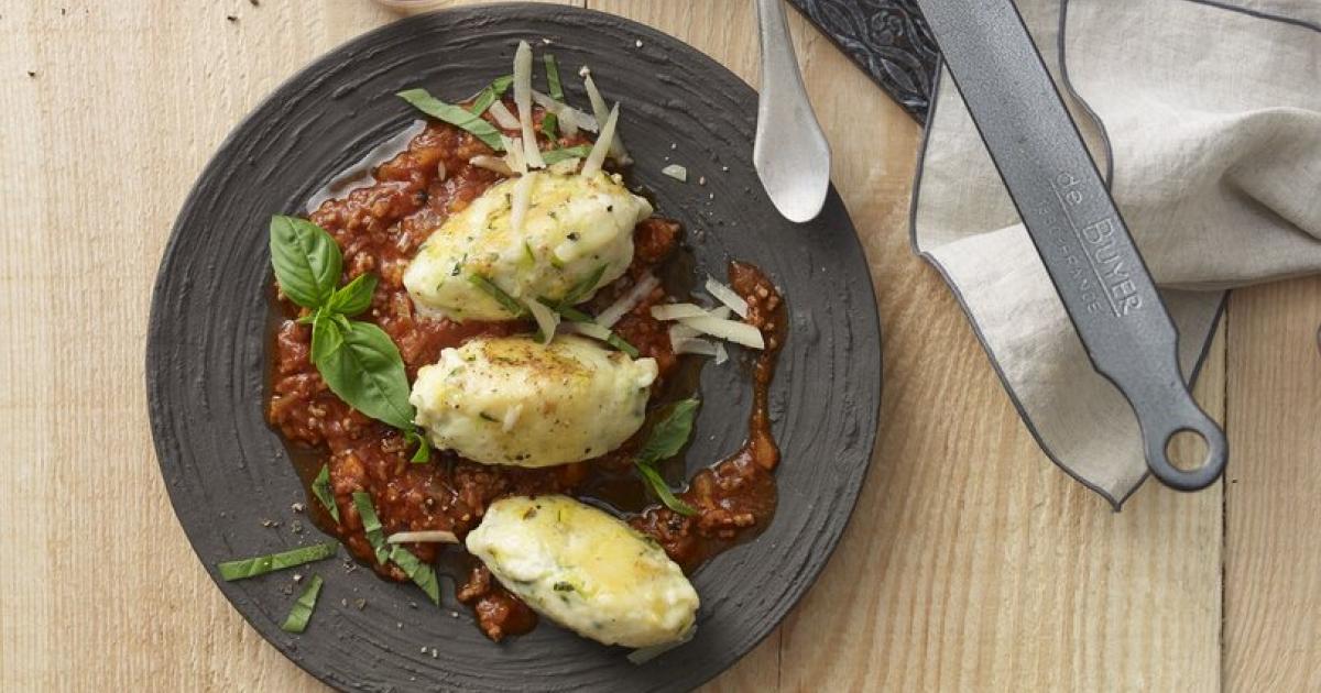 Herzhaft pikant: Zucchini-Topfennockerl mit Sauce