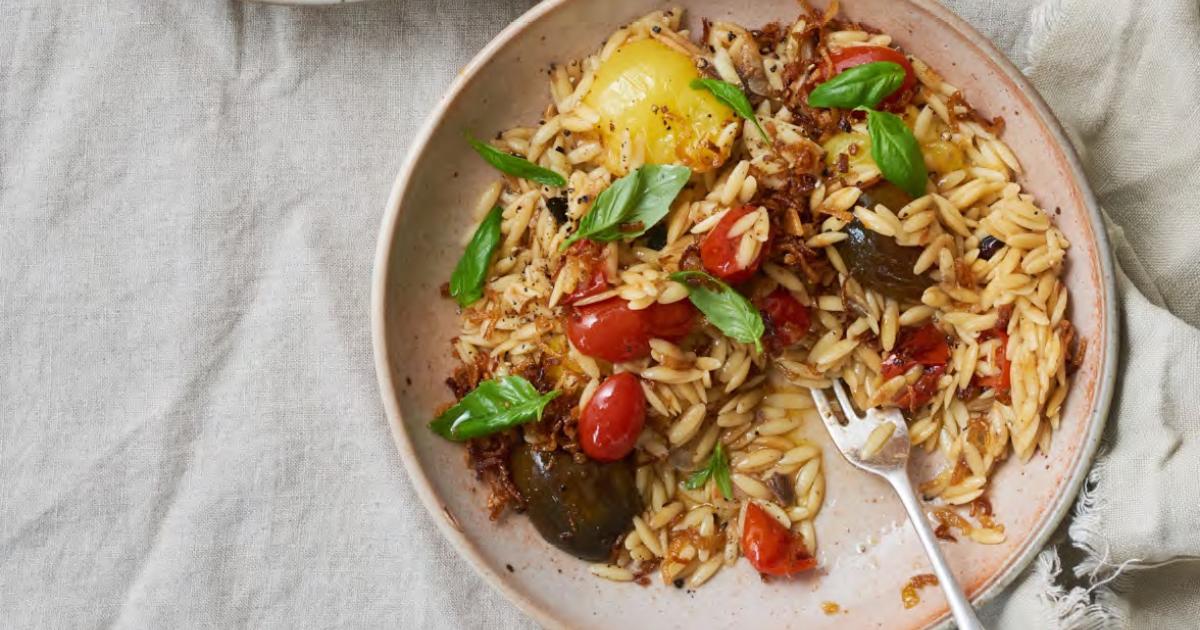 Warmer Tomatensalat mit Orzo und Sardellen