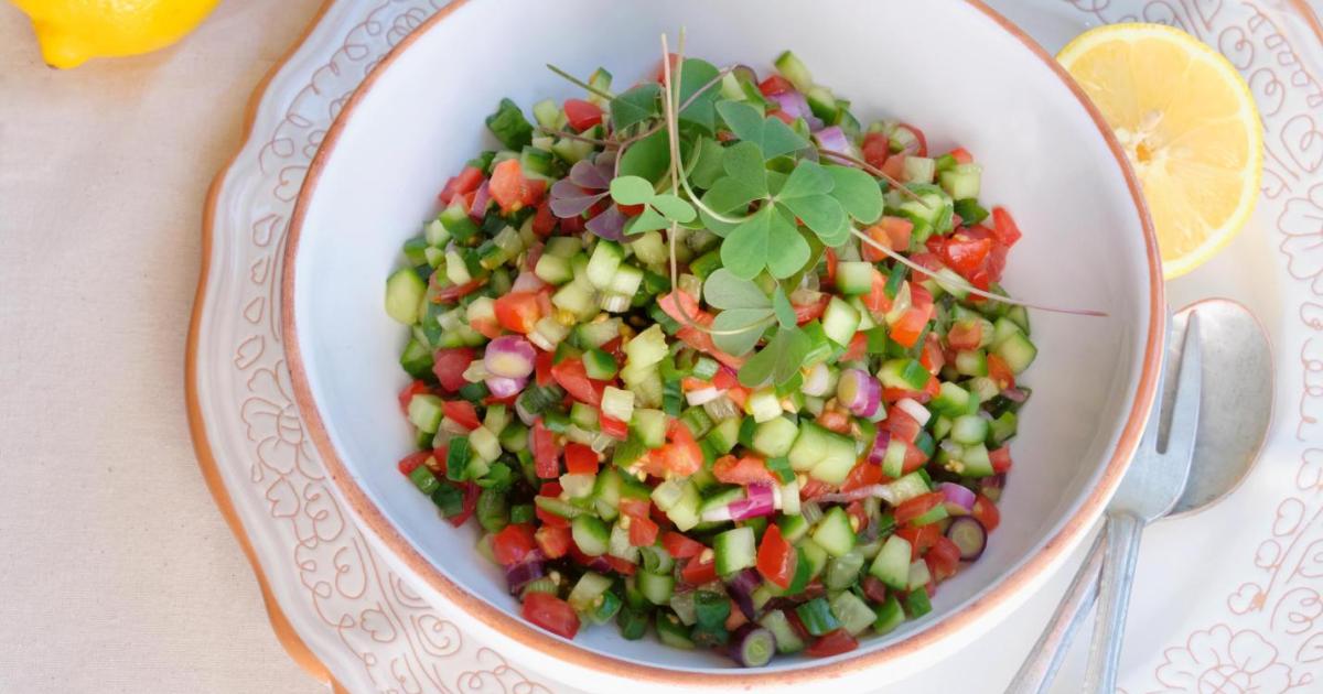 Tomaten-Gurken-Salat mit Minze: Schnell und gesund